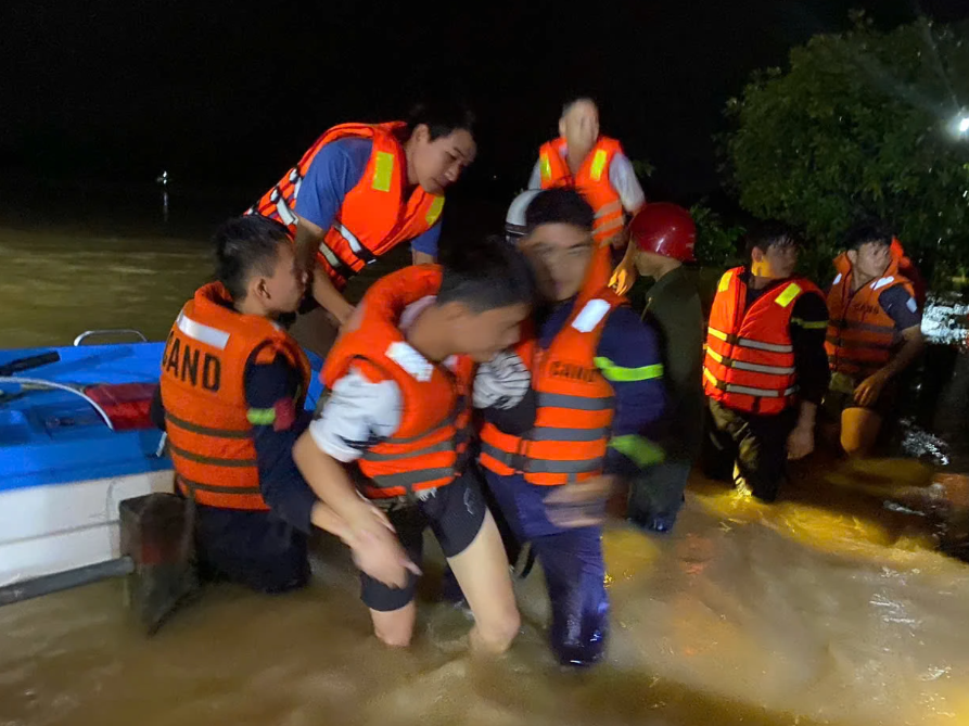 Lực lượng chức năng đưa những người dân ở xã Hiếu Giang bị mắc kẹt giữa dòng nước lũ trên sông Hiếu vào khu vực an toàn ngay trong đêm