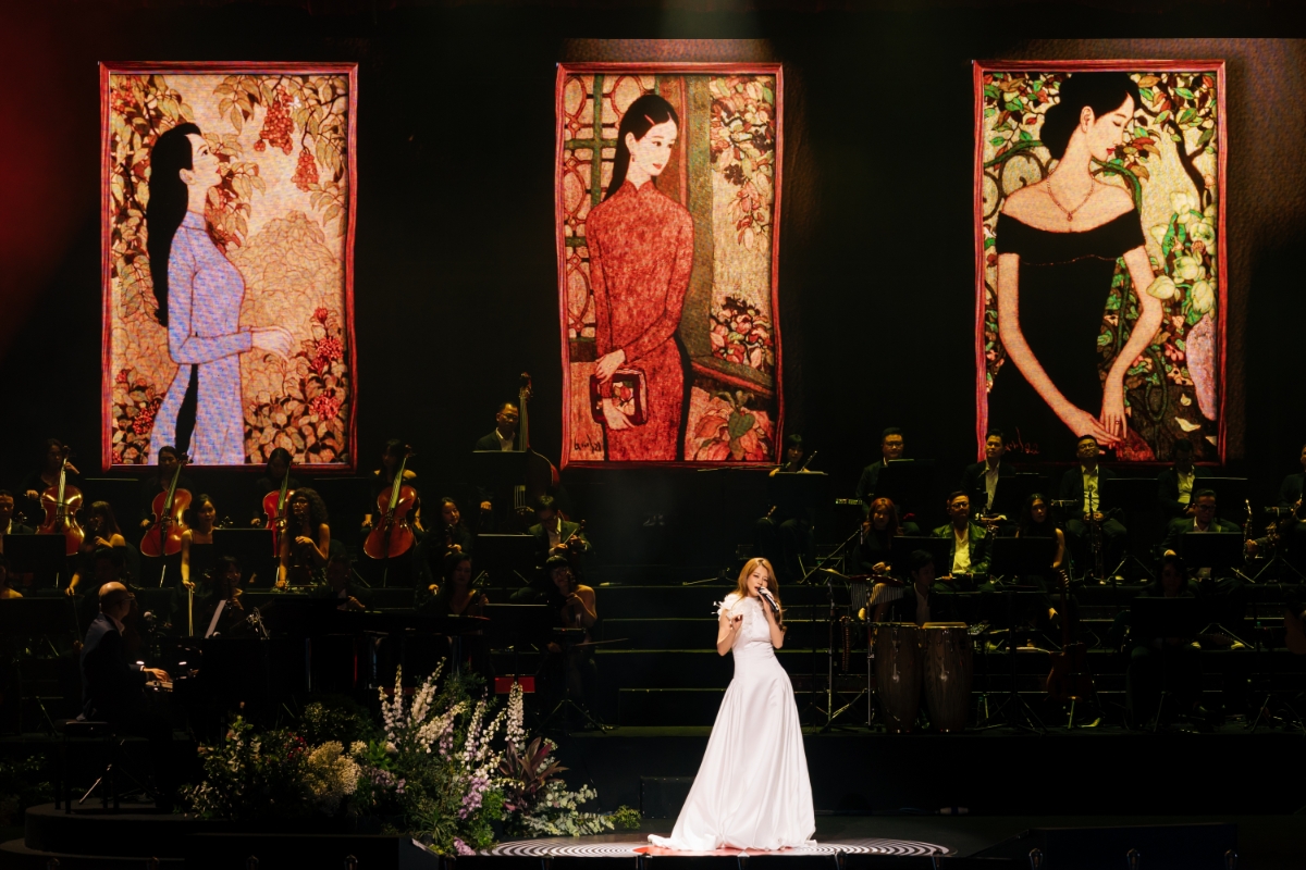 Mỗi sự kiện “Chuyện của Thanh Xuân” đều mang đến những trải nghiệm trọn vẹn: nghe – nhìn – cảm xúc, với sự đồng hành của những đối tác hàng đầu. Ảnh: Bùi Lan Hương lần đầu tiên trình diễn “Dư Âm” cùng dàn nhạc Musique de Salon.