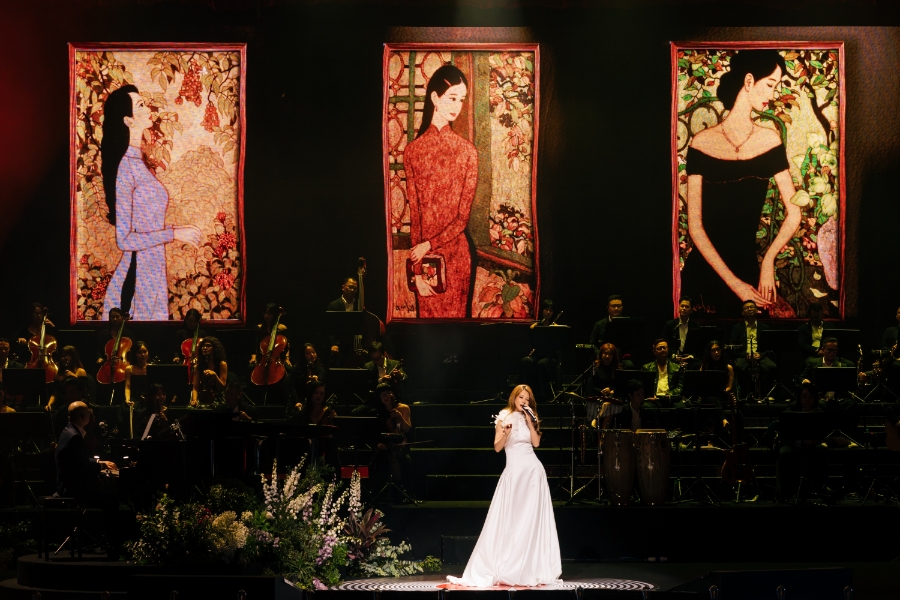 Mỗi sự kiện “Chuyện của Thanh Xuân” đều mang đến những trải nghiệm trọn vẹn: nghe – nhìn – cảm xúc, với sự đồng hành của những đối tác hàng đầu. Ảnh: Bùi Lan Hương lần đầu tiên trình diễn “Dư Âm” cùng dàn nhạc Musique de Salon.