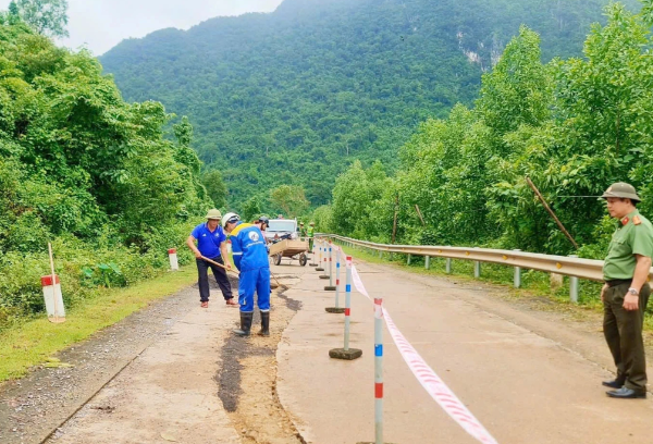 Lực lượng chức năng khắc phục sự cố nứt đường. Ảnh: Văn Tráng