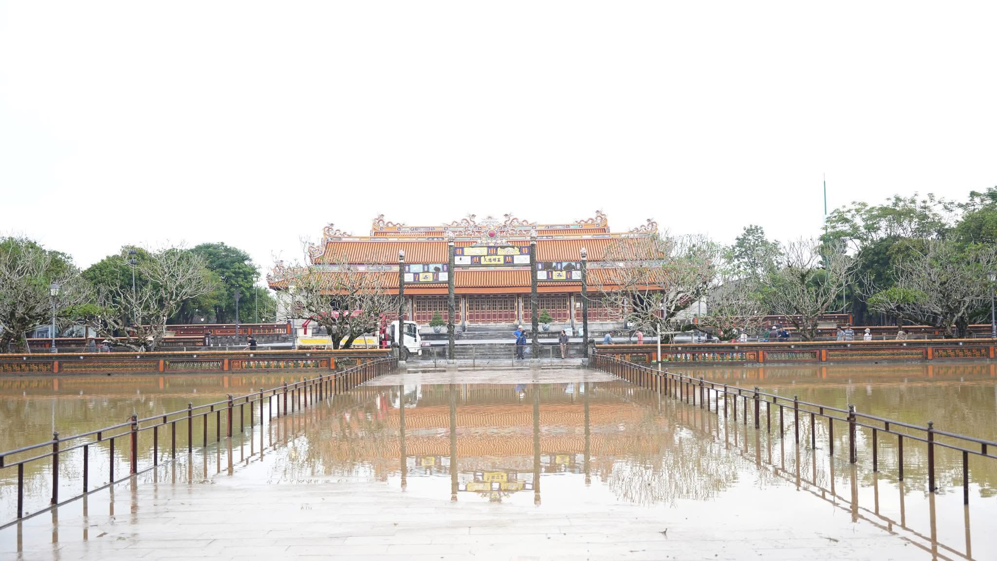Mưa lũ kéo dài khiến một đoạn tường Hoàng thành Huế đổ sập, tiếp giáp công viên dọc đường Đặng Thái Thân. Ảnh: Trung tâm Bảo tồn Di tích Cố đô Huế.