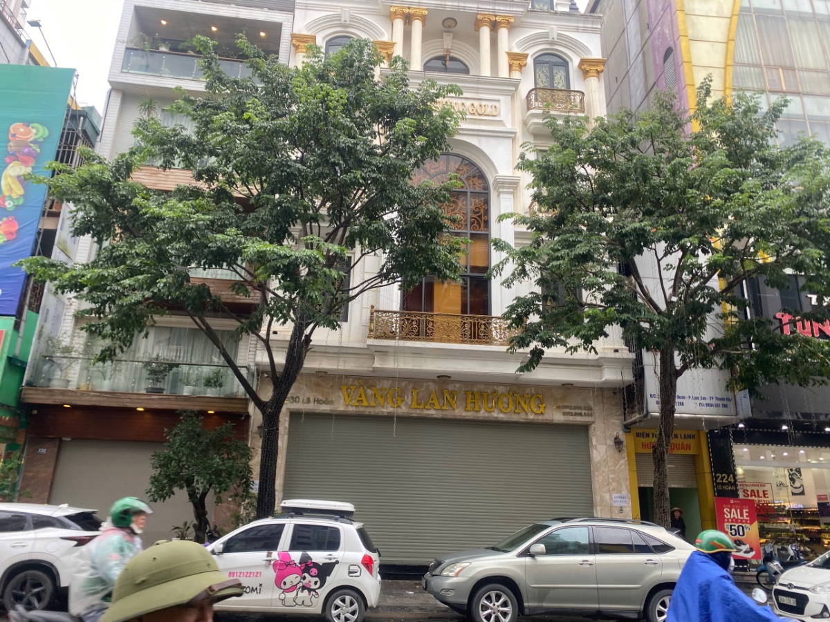 Nhiều tiệm vàng trên phố Lê Hoàn bất ngờ đóng cửa, dán thông báo nghỉ bán hàng