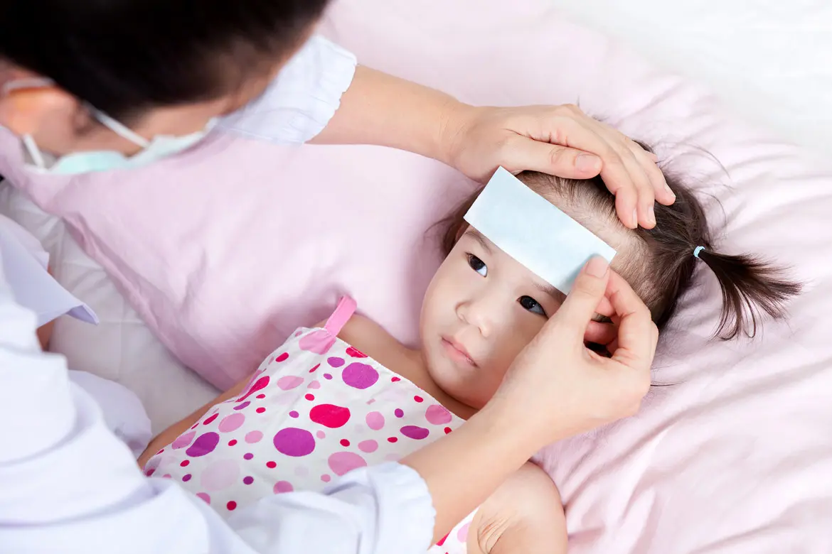 Sốt cao kéo dài có thể gây co giật, mất nước, rối loạn tri giác, đặc biệt ở trẻ nhỏ.