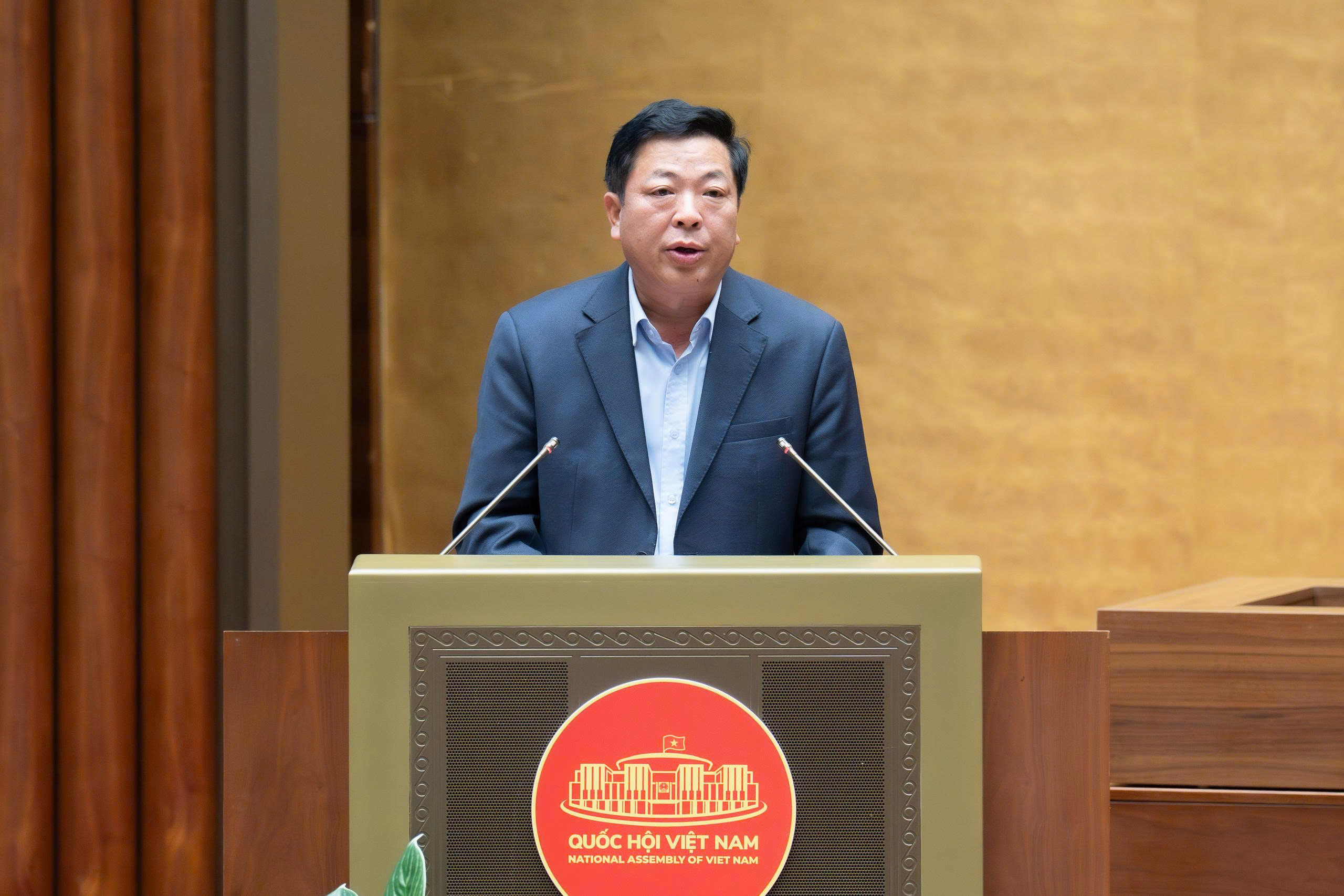 Bộ trưởng Bộ Xây dựng Trần Hồng Minh trình bày dự thảo Luật Xây dựng (sửa đổi). Ảnh: Media Quốc hội.