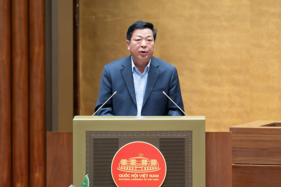 Bộ trưởng Bộ Xây dựng Trần Hồng Minh trình bày dự thảo Luật Xây dựng (sửa đổi). Ảnh: Media Quốc hội.