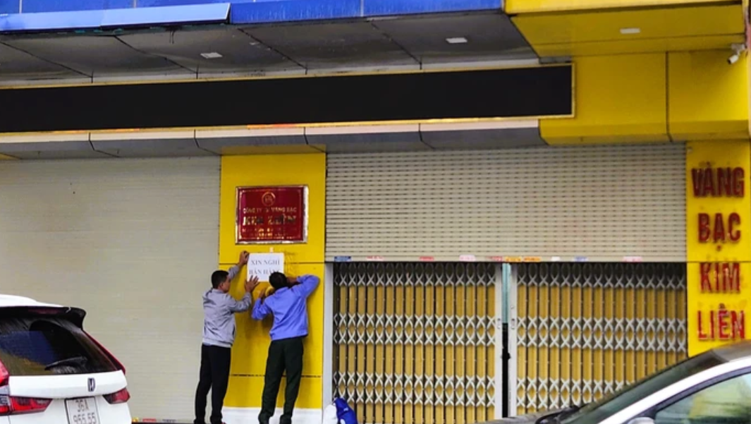 Ngay sau khi lực lượng công an kiểm tra, nhiều cửa lập tức thông báo xin nghỉ bán hàng