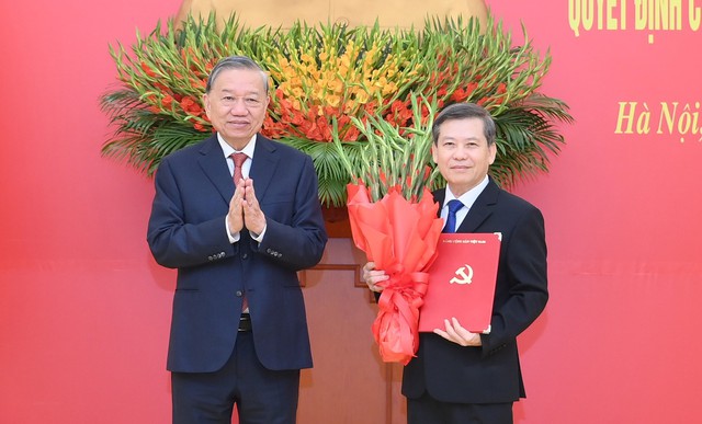 Tổng Bí thư Tô Lâm trao quyết định điều động, phân công, bổ nhiệm đồng chí Lê Minh Trí giữ chức Phó Trưởng Ban Thường trực Ban Nội chính Trung ương.