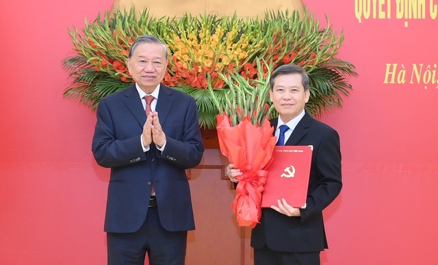 Tổng Bí thư Tô Lâm trao quyết định điều động, phân công, bổ nhiệm đồng chí Lê Minh Trí giữ chức Phó Trưởng Ban Thường trực Ban Nội chính Trung ương.