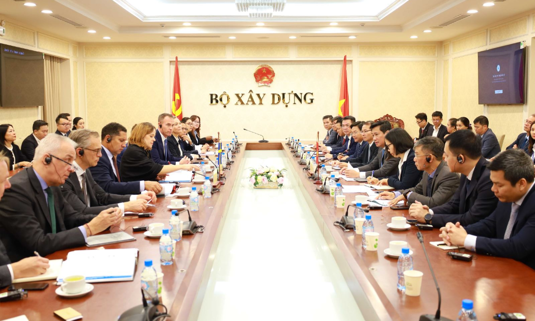 Buổi làm việc giữa Thứ trưởng Bộ Xây dựng Nguyễn Tường Văn tại buổi tiếp và bà Sara Modig, Thứ trưởng Bộ Năng lượng, Doanh nghiệp và Công nghiệp Thụy Điển. (Ảnh: Bộ Xây dựng)