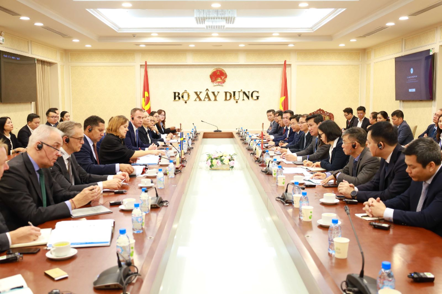 Buổi làm việc giữa Thứ trưởng Bộ Xây dựng Nguyễn Tường Văn tại buổi tiếp và bà Sara Modig, Thứ trưởng Bộ Năng lượng, Doanh nghiệp và Công nghiệp Thụy Điển. (Ảnh: Bộ Xây dựng)