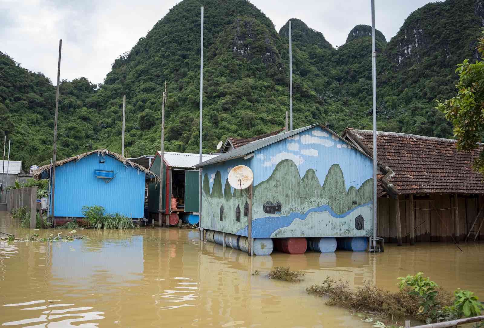Nhà phao tại xã Tân Hóa giúp người dân thích ứng với mưa lũ.