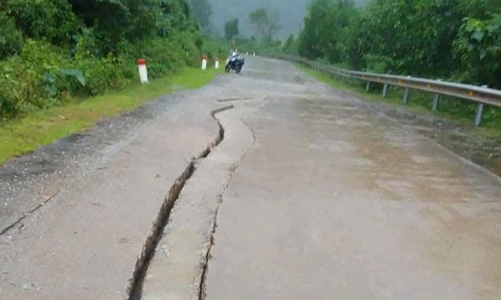[Video]: Xuất hiện vết nứt lớn trên đường Hồ Chí Minh nhánh Tây qua Quảng Trị