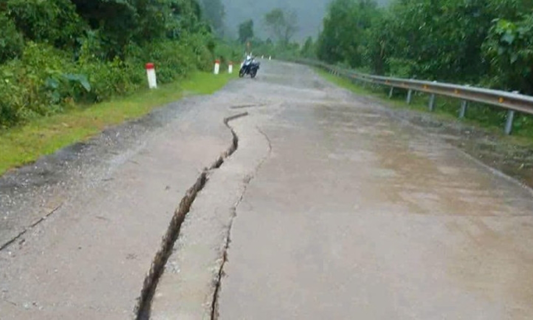 [Video]: Xuất hiện vết nứt lớn trên đường Hồ Chí Minh nhánh Tây qua Quảng Trị