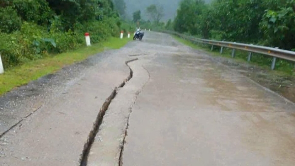 Vết nứt mặt đường Hồ Chí Minh nhánh tây qua xã Trường Sơn