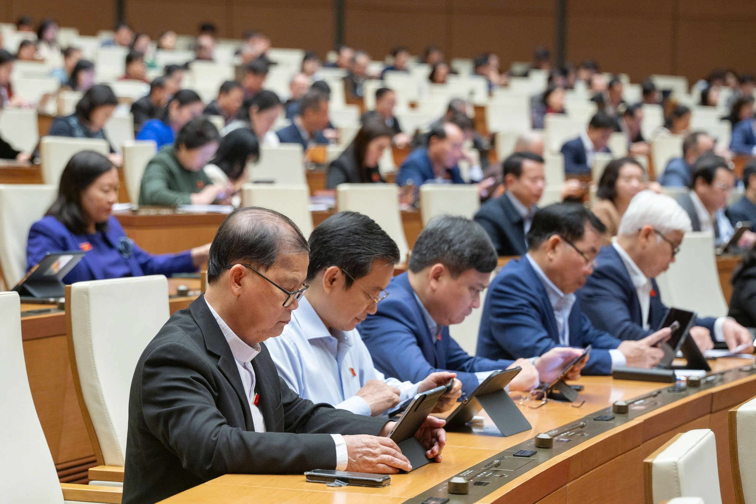 Các đại biểu tại Phiên toàn thể ở Hội trường. Ảnh: Quốc hội.