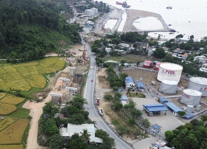 Tuyến đường ven biển nối cảng Liên Chiểu là công trình trọng điểm của thành phố có tổng số vốn đầu tư công lớn đang được đẩy nhanh tiến độ.