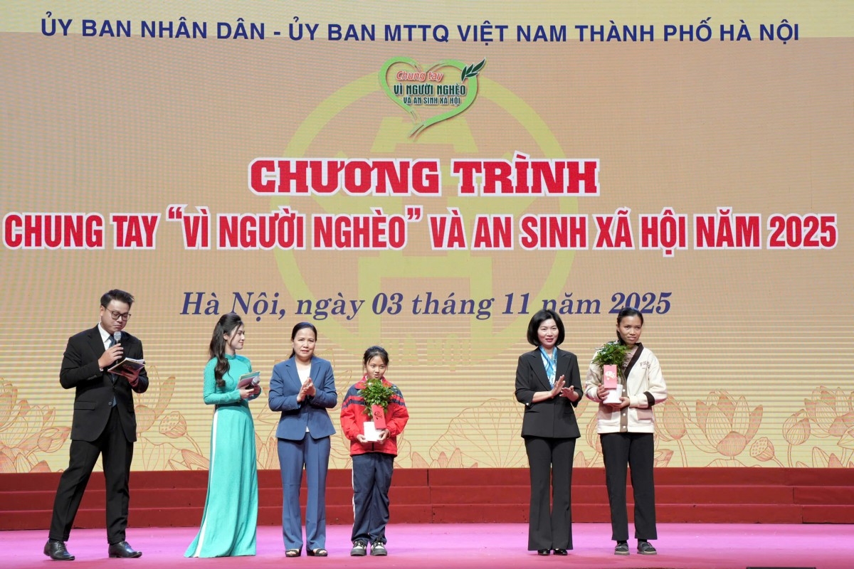 Phó Chủ tịch Thường trực HĐND Thành phố Phùng Thị Hồng Hà tặng cây hạnh phúc cho cho hai nhân vật đặc biệt trong chương trình.