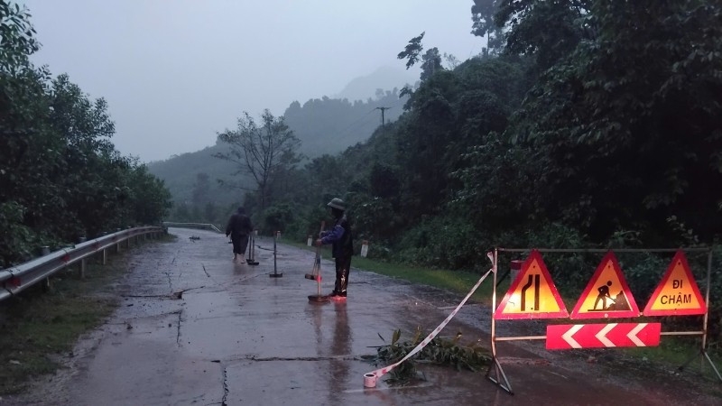 Lực lượng chức năng rào chắn, cảnh báo về sự cố của đoạn đường.