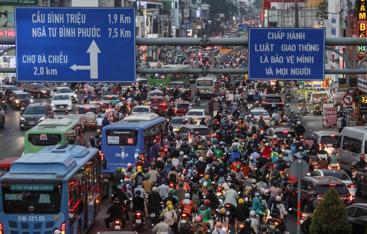 TP.Hồ Chí Minh hiện có gần 10 triệu xe cá nhân, gồm hơn 7,6 triệu xe máy, 700.000 xe ô tô và khoảng 2 triệu xe từ những địa phương khác di chuyển vào thành phố mỗi ngày