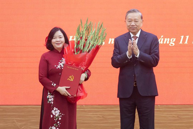 Tổng Bí thư Tô Lâm tặng hoa, chúc mừng đồng chí Bùi Thị Minh Hoài - Ảnh: MTTQ