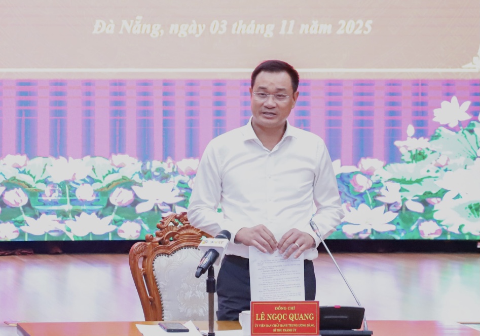 Bí thư Thành ủy Đà Nẵng Lê Ngọc Quang phát biểu tại cuộc họp.