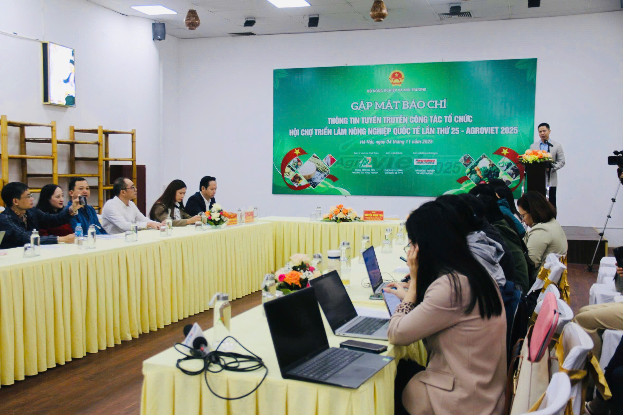 Quang cảnh họp báo.