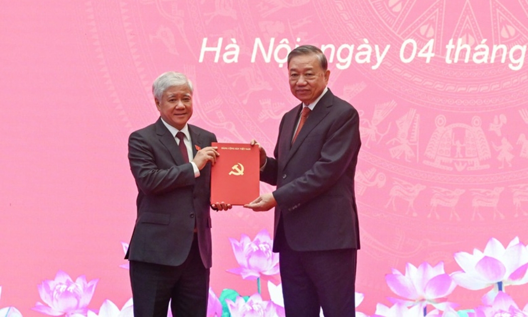 Tổng Bí thư Tô Lâm trao Quyết định của Bộ Chính trị phân công, chỉ định đồng chí Đỗ Văn Chiến giữ chức Phó Bí thư Thường trực Đảng uỷ Quốc hội. Ảnh: VGP