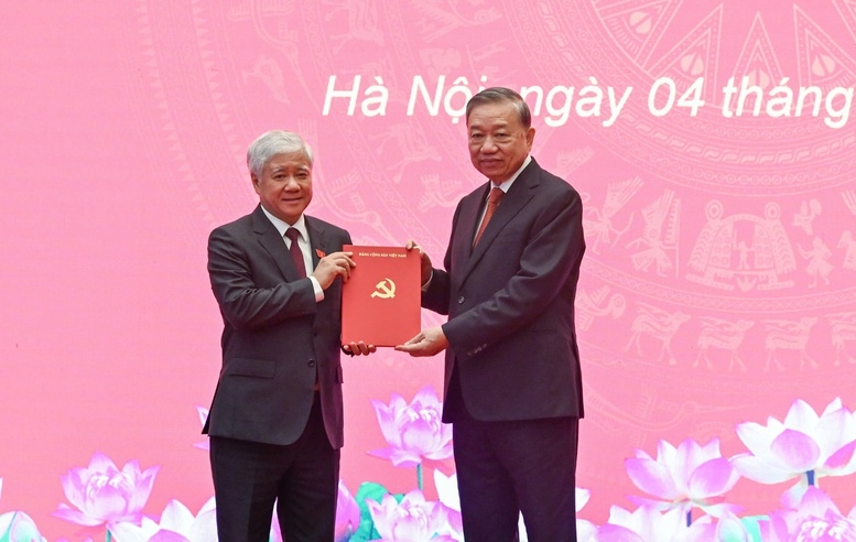 Tổng Bí thư Tô Lâm trao Quyết định của Bộ Chính trị phân công, chỉ định đồng chí Đỗ Văn Chiến giữ chức Phó Bí thư Thường trực Đảng uỷ Quốc hội. Ảnh: VGP