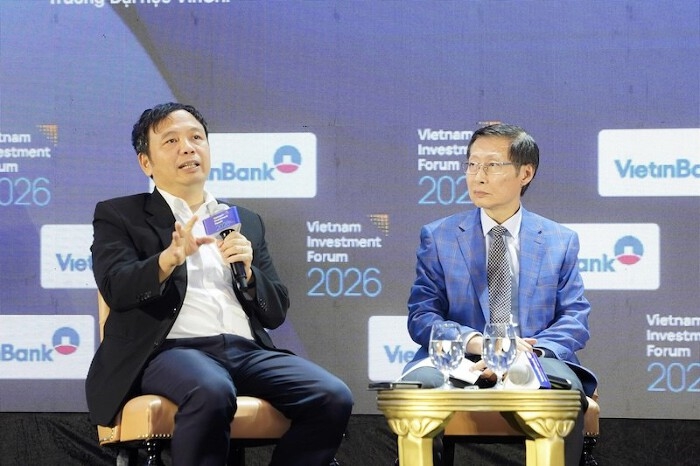 TS. Nguyễn Tú Anh, Giám đốc Nghiên cứu Chính sách Trường Đại học VinUni và TS. Nguyễn Minh Cương, Chuyên gia kinh tế chia sẻ tại phiên thảo luận.