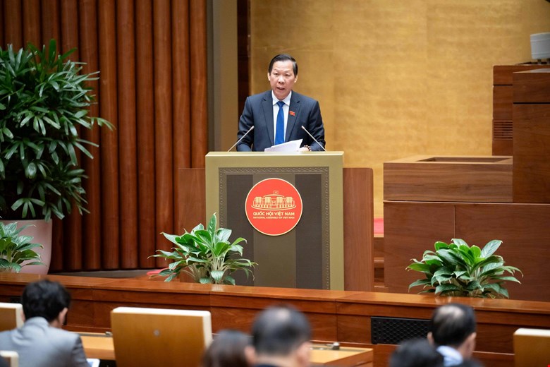 Chủ nhiệm Ủy ban Kinh tế và Tài chính Phan Văn Mãi trình báo cáo thẩm tra