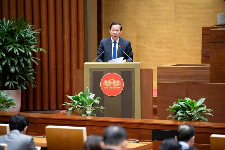 Chủ nhiệm Ủy ban Kinh tế và Tài chính Phan Văn Mãi trình báo cáo thẩm tra