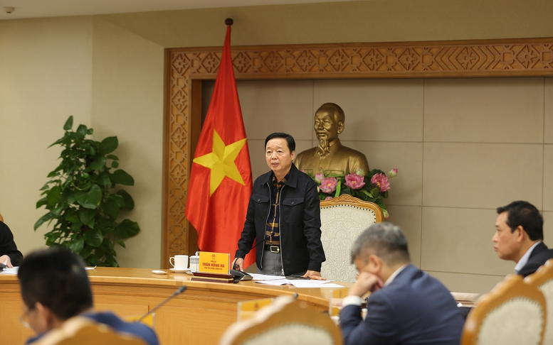 Phó Thủ tướng Trần Hồng Hà chủ trì cuộc họp nghe báo cáo và cho ý kiến về dự thảo nghị quyết của Quốc hội liên quan đến một số cơ chế, chính sách đặc thù, đặc biệt áp dụng cho dự án đường sắt tốc độ cao trục Bắc – Nam. (Ảnh: VGP)