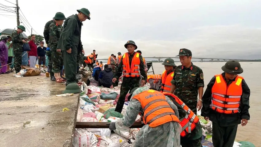  Bộ Chỉ huy Quân sự TP Đà Nẵng nỗ lực gia cố vị trí sạt lở bờ kè An Lương (xã Duy Nghĩa) và bãi biển Tân Thành, An Bàng (phường Hội An Đông).
