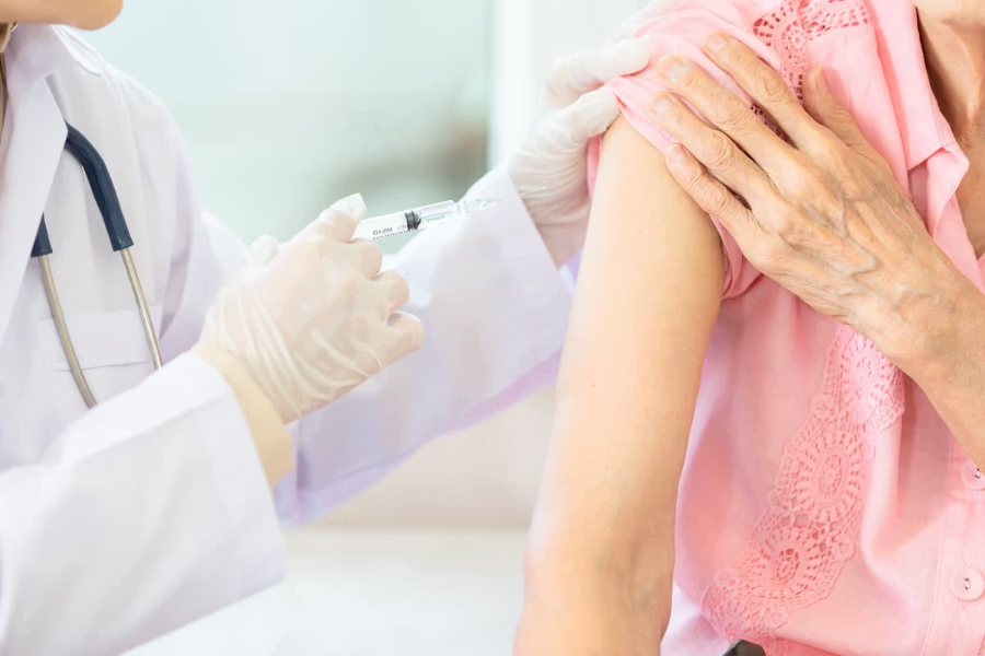 Tiêm chủng là giải pháp chủ động giúp người cao tuổi phòng ngừa bệnh tật, giảm nhập viện.