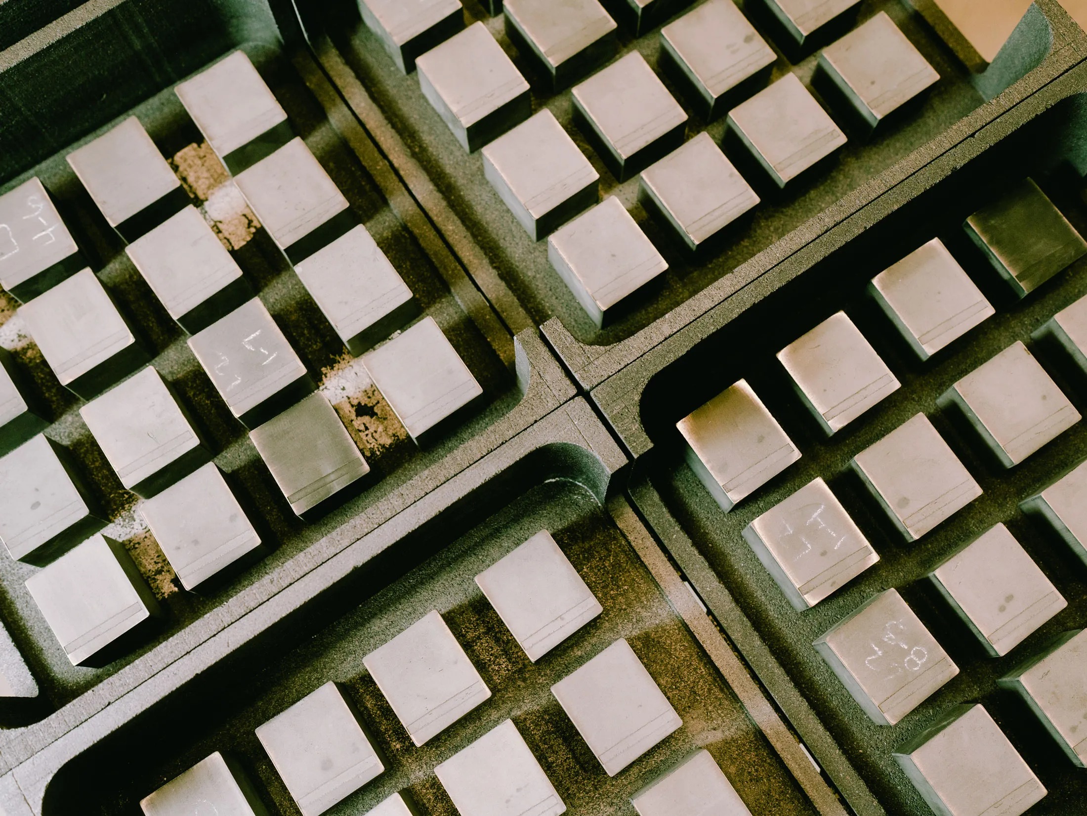 Đất hiếm được xem là “mắt xích chiến lược” trong chuỗi cung ứng công nghệ quốc phòng. Ảnh: Bloomberg