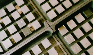 Đất hiếm được xem là “mắt xích chiến lược” trong chuỗi cung ứng công nghệ quốc phòng. Ảnh: Bloomberg