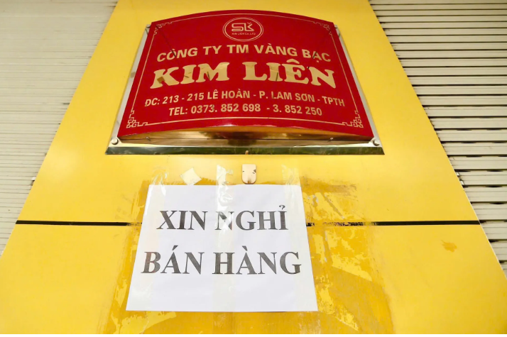 Tiệm vàng còn dán thông báo xin nghỉ bán hàng