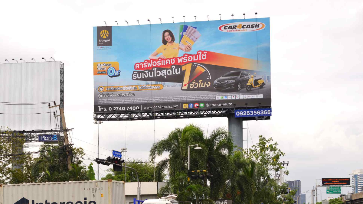 Bảng quảng cáo ở Bangkok giới thiệu dịch vụ cho vay nhanh tới 80% giá trị ước tính của tài sản cầm cố - Ảnh: Nikkei Asia