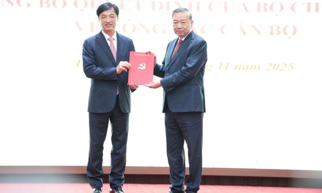 Tổng Bí thư Tô Lâm trao Quyết định của Bộ Chính trị điều động, phân công ông Nguyễn Duy Ngọc, Ủy viên Bộ Chính trị, Bí thư Trung ương Đảng, Chủ nhiệm Ủy ban kiểm tra Trung ương giữ chức Bí thư Thành ủy Hà Nội.