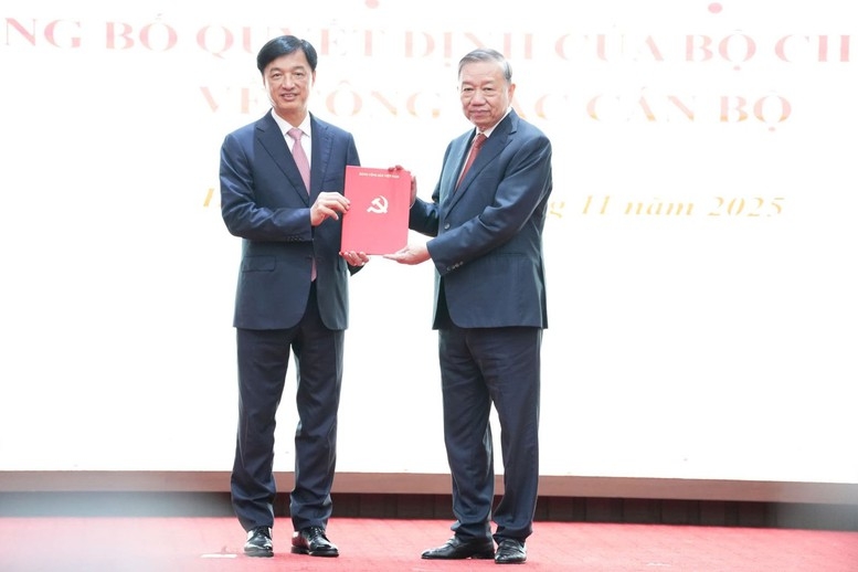 Tổng Bí thư Tô Lâm trao Quyết định của Bộ Chính trị điều động, phân công ông Nguyễn Duy Ngọc, Ủy viên Bộ Chính trị, Bí thư Trung ương Đảng, Chủ nhiệm Ủy ban kiểm tra Trung ương giữ chức Bí thư Thành ủy Hà Nội.