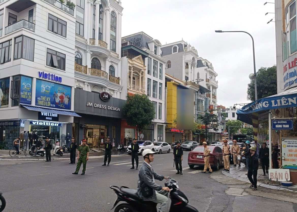 Hình ảnh cảnh sát phong tỏa một đoạn đường Lê Hoàn nơi tập trung nhiều tiệm vàng để thực thi nhiệm vụ trong sáng ngày 31/10