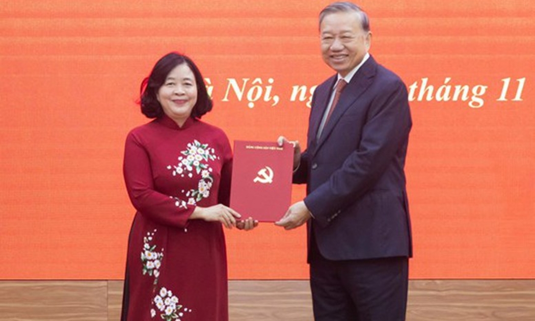 Tổng Bí Thư Tô Lâm trao Quyết định của Bộ Chính trị điều động, phân công cho đồng chí Bùi Thị Minh Hoài giữ chức Bí thư Đảng ủy MTTQ, các Đoàn thể Trung ương - Ảnh: MTTQ