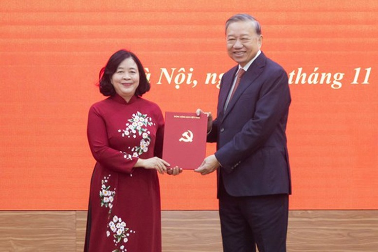 Tổng Bí Thư Tô Lâm trao Quyết định của Bộ Chính trị điều động, phân công cho đồng chí Bùi Thị Minh Hoài giữ chức Bí thư Đảng ủy MTTQ, các Đoàn thể Trung ương - Ảnh: MTTQ