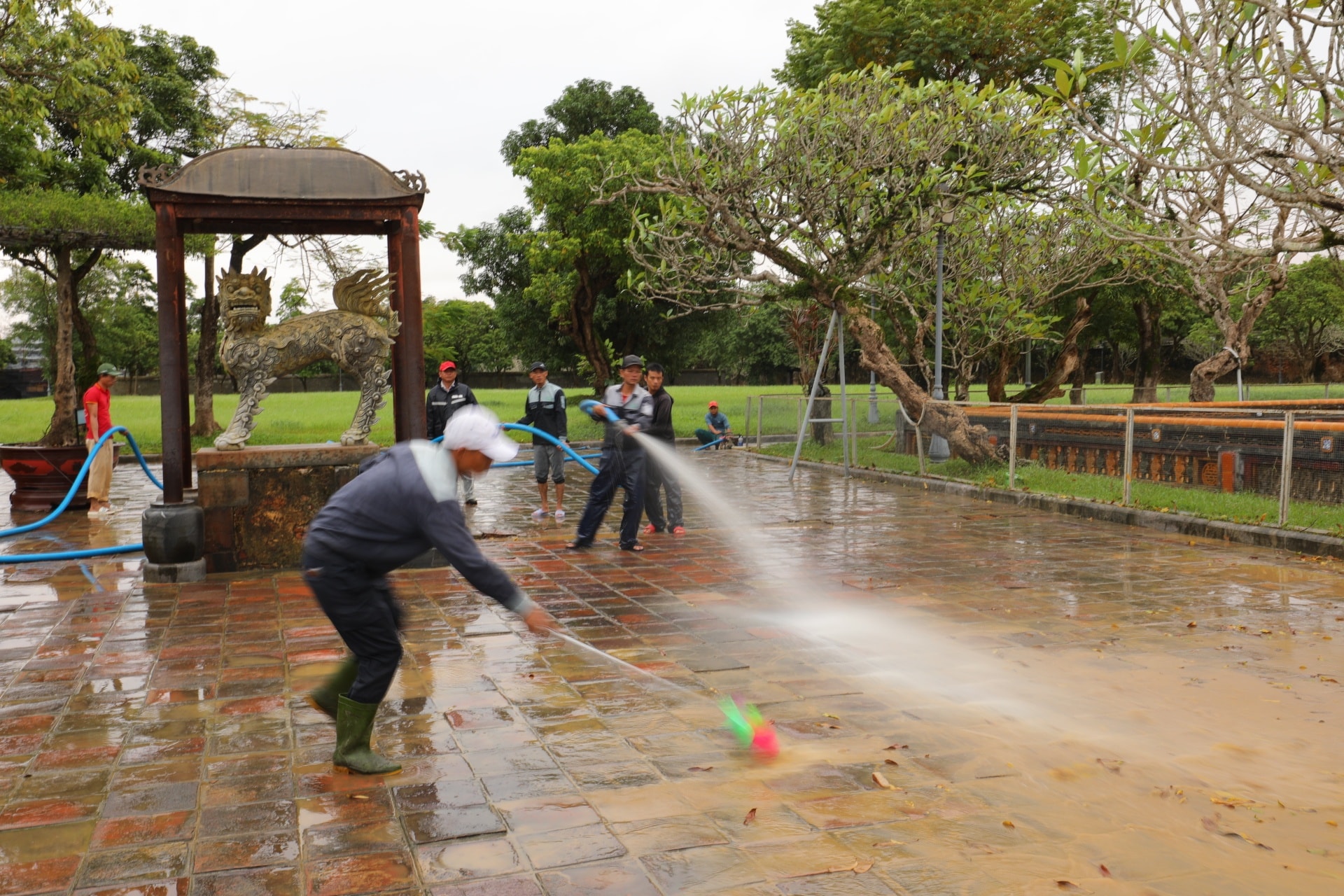 Công tác dọn dẹp, vệ sinh sau mưa lũ tại Quần thể Di tích Cố đô Huế sáng ngày 4/11.