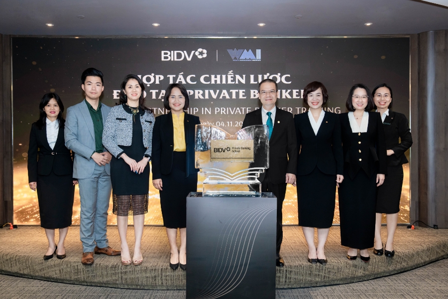 Đại diện BIDV và WMI Singapore tại Lễ ra mắt chương trình hợp tác đào tạo Private Banker.