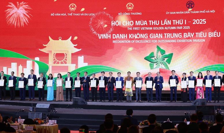 Phó Thủ tướng Bùi Thanh Sơn trao chứng nhận vinh danh 30 tổ chức, doanh nghiệp có 