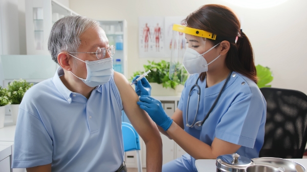 Tiêm chủng: Chiến lược chăm sóc sức khỏe toàn diện cho người cao tuổi