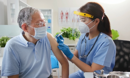 Tiêm chủng không chỉ dành cho trẻ em, mà còn quan trọng với người cao tuổi.