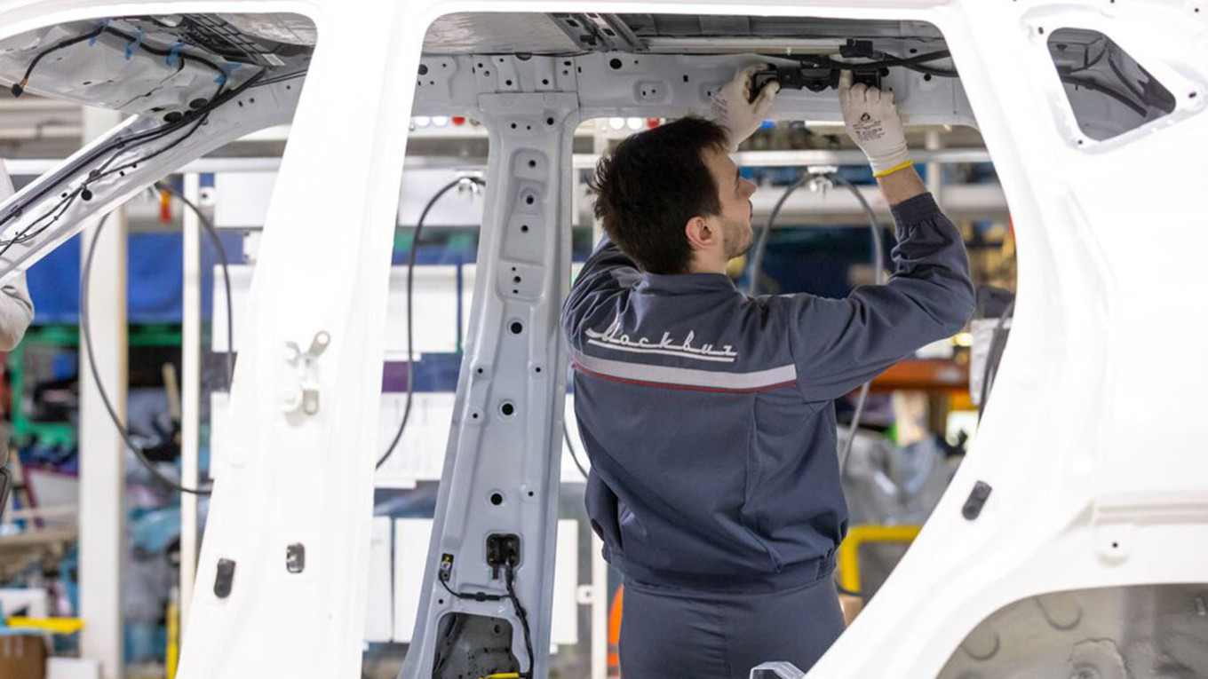 <i>Moskvich-3, được lắp ráp gần Moscow, dựa trên mẫu xe JAC của Trung Quốc và áp dụng phương pháp CKD với hầu hết các bộ phận được nhập khẩu và lắp ráp trong nước.</i>