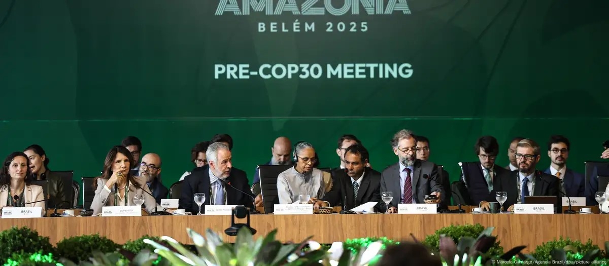Liệu các đại biểu tại COP30 có thể vạch trần những thông tin sai lệch do ngành nhiên liệu hóa thạch tài trợ và thúc đẩy hành động khí hậu mạnh mẽ hơn hay không? (Ảnh: Marcelo Camargo/Agencia Brazil/dpa/picture alliance)